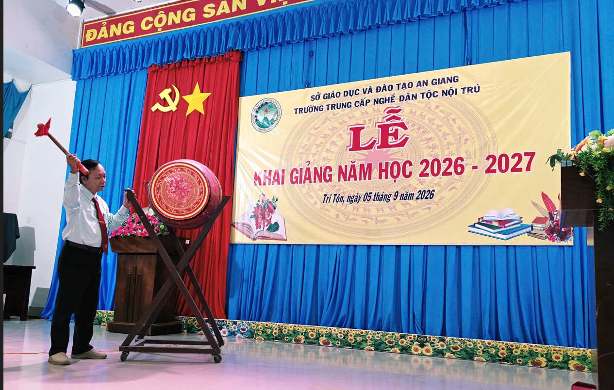 Hiệu trưởng đánh trống khai giảng