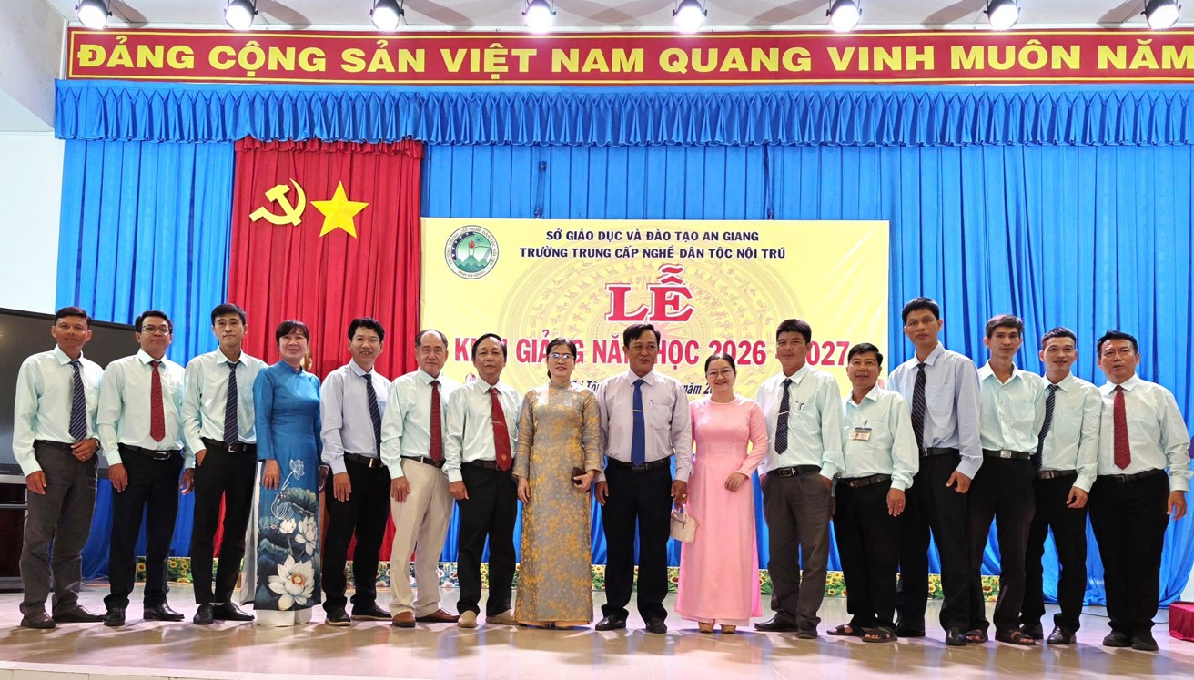 Tập thể lãnh đạo và giáo viên