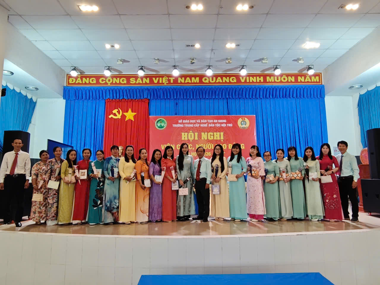 Tập thể viên chức nữ tại chương trình chúc mừng ngày 20/10