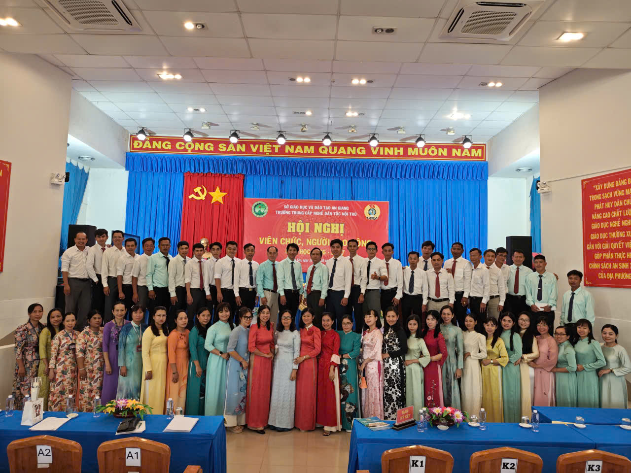 Tập thể viên chức, người lao động tại hội nghị